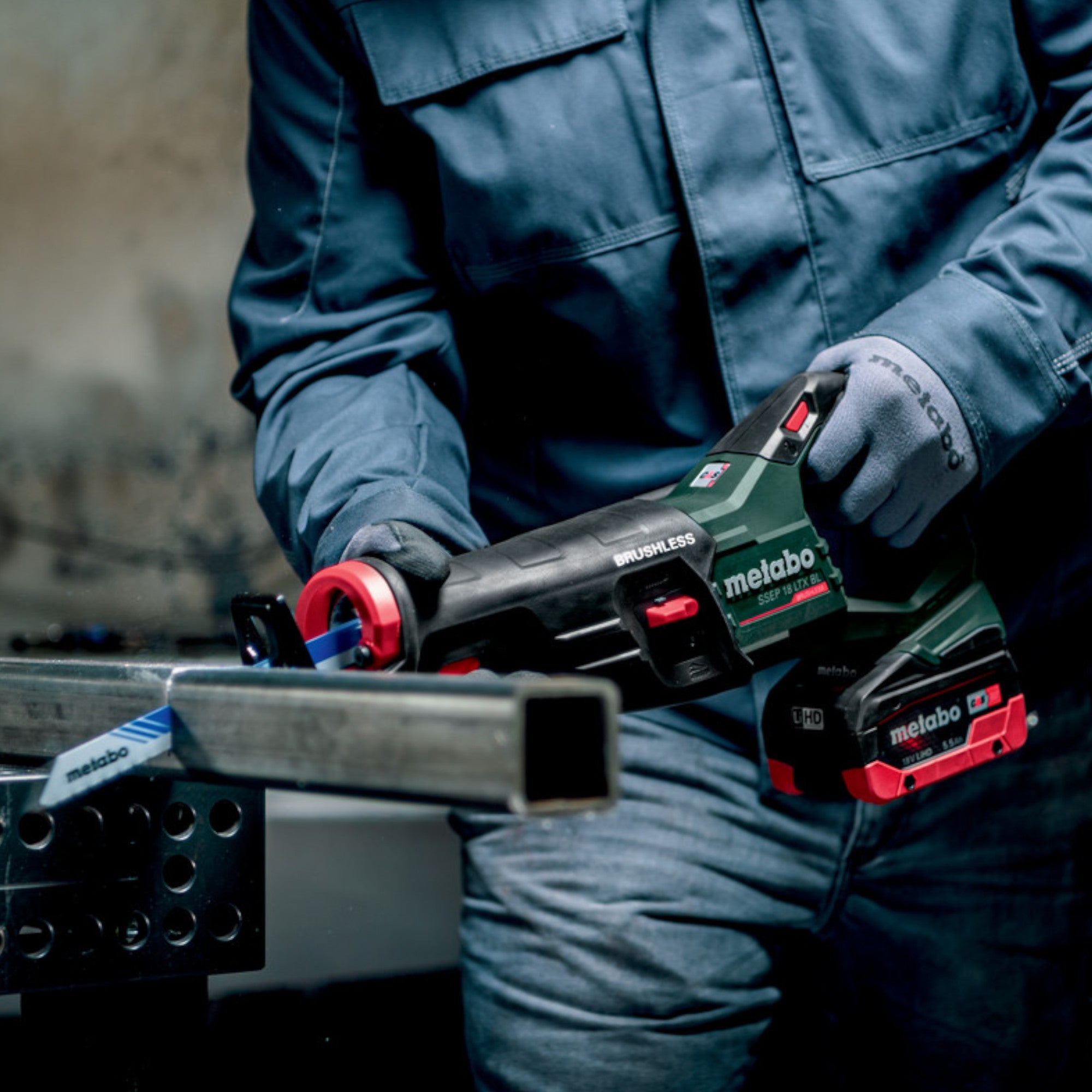 Metabo SSEP 18 LT BL Akku Saebelsaege 18 V 32 mm Brushless 2x LiHD Akku 4 0 Ah Ladegeraet Metabox 4 - toolbrothers