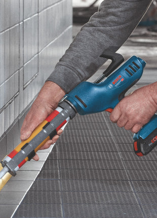 Bosch GCG 18V-310 Prensa de cartucho a batería profesional 18 V 310 ml 3,5 kN + 1x batería 2,0 Ah + cargador