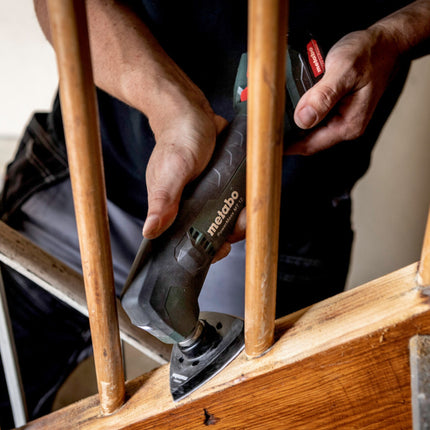 Metabo PowerMaxx MT 12 utensile multifunzione a batteria 12 V + 2 batterie da 2,0 Ah + caricatore + set di accessori per la levigatura da 18 pezzi + metaBOX 145 ( 613089510 )