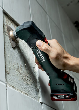 Metabo PowerMaxx MT 12 Akku Multitool Multifunktionswerkzeug 12 V + 2x 2,0 Ah Akku + Ladegerät + Schleif Zubehör Set 18 tlg. + metaBOX 145 ( 613089510 )