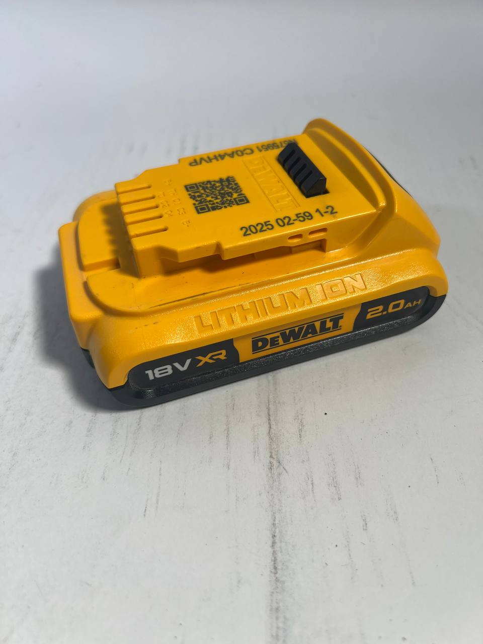 DeWalt DCB 183 Akkupack 18 V 2 0 Ah 2000 mAh XR Li Ion Akku mit Ladestandanzeige Leicht Gebraucht 0 - toolbrothers