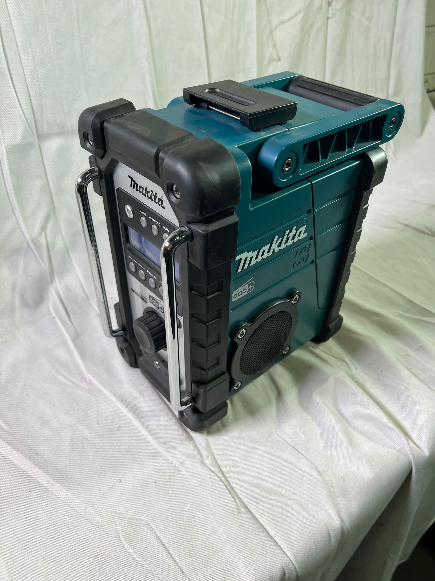 Makita DMR 110 N Akku Baustellenradio 12 V 14 4 V 18 V DAB DAB FM IP64 Solo ohne Akku ohne Ladegeraet Reparaturgeraet 0 - toolbrothers