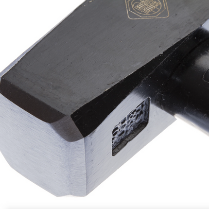 FORTE TOOLS Schlosserhammer mit Holzgriff, 1500 g Kopfgewicht, Hammer mit Holzstiel, Premium Werkzeug, geschmiedet, doppelter Ringkeil, lackierter Kopf ( 000051151033 )