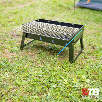 Toolbrothers Griglia a carbonella portatile da esterno per il campeggio Set di montaggio senza attrezzi 43 x 29 x 23 cm nero + posate, guanti e tazze per grigliare 8 pz.