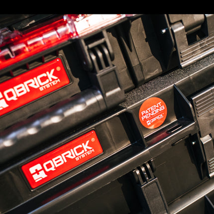 Qbrick System ONE Organizer 2XL 2.0 + Qbrick System ONE Connect Adapter impilabile 582 x 387 x 172 mm 19,5 L IP66 con 4 intarsi e 12 divisori