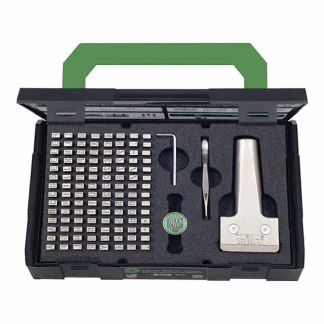 Set di numeri/lettere ad impatto KUKKO 333 da 115 pezzi con porta-tipo ( 4000871987 )